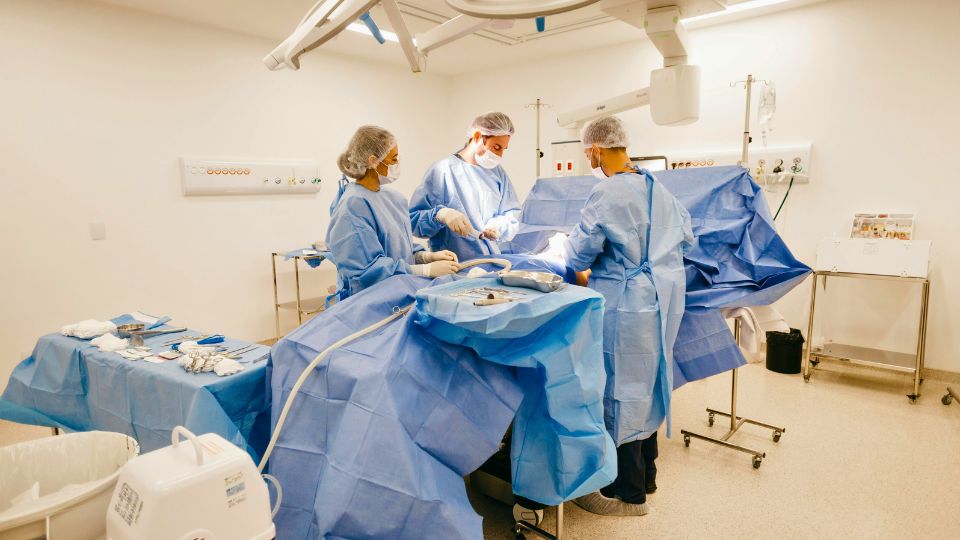 sohn einer auslaendischen fachkraft bei einer operation